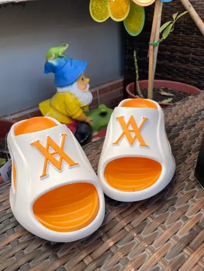 Sandalias deportivas blancas y naranjas con logo - miniatura 1