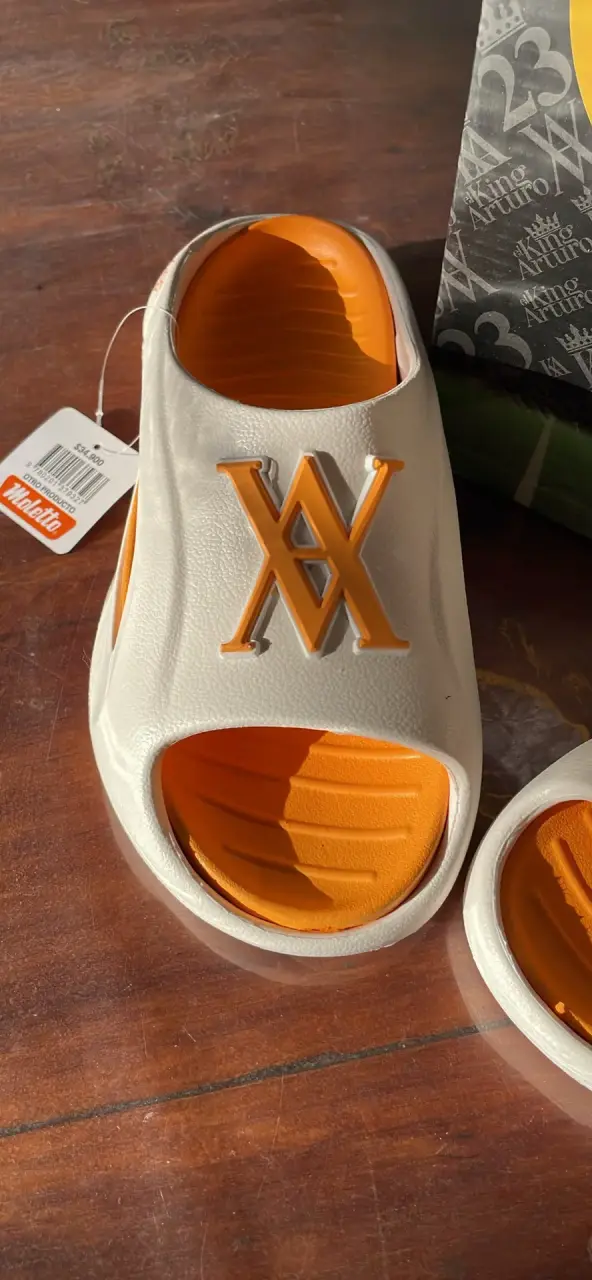 Sandalias deportivas blancas y naranjas con logo - 2