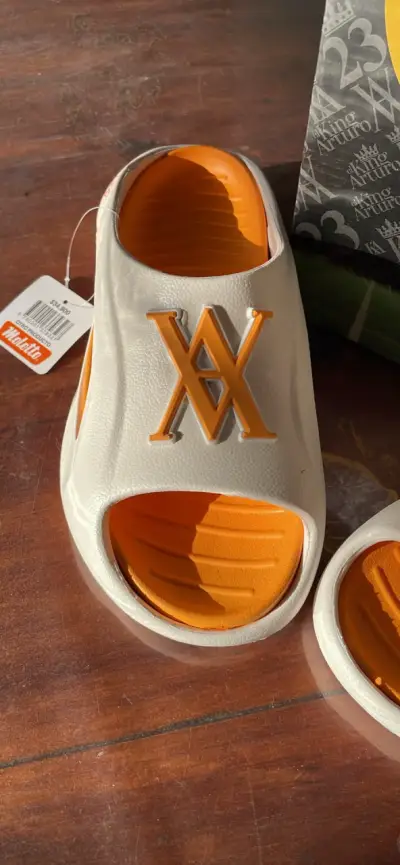 Sandalias deportivas blancas y naranjas con logo - miniatura 2