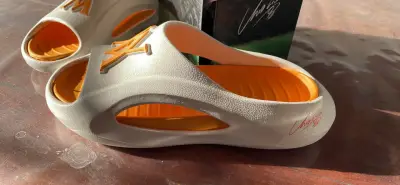 Sandalias deportivas blancas y naranjas con logo - miniatura 3