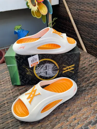 Sandalias deportivas blancas y naranjas con logo - miniatura 4