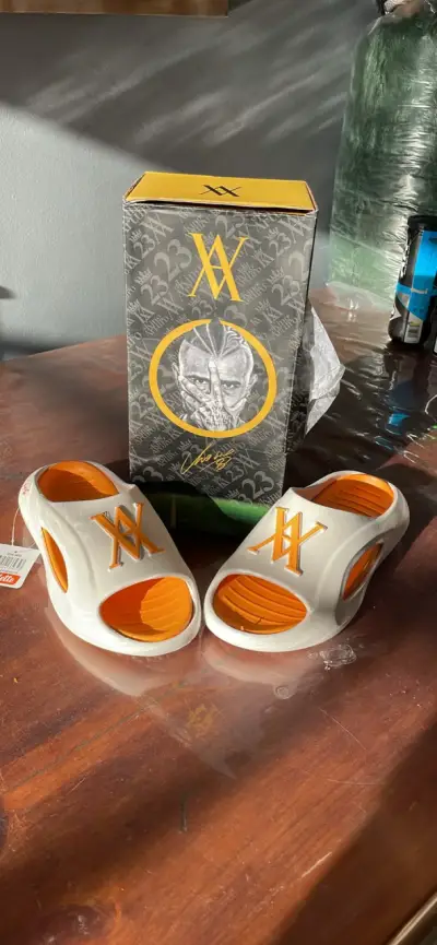 Sandalias deportivas blancas y naranjas con logo - miniatura 5