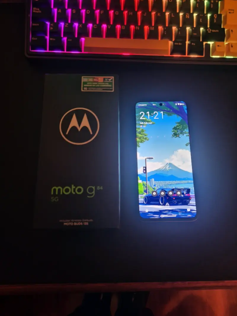 Motorola Moto G84 5G con accesorios - 1