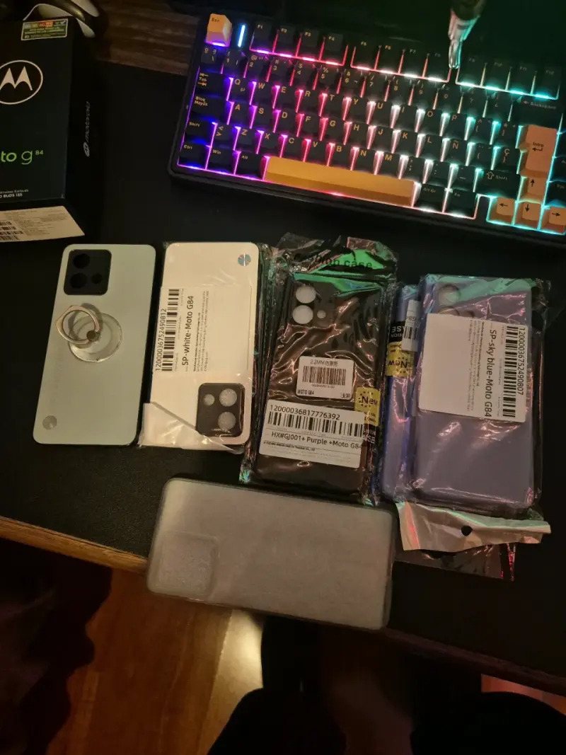 Motorola Moto G84 5G con accesorios - 4