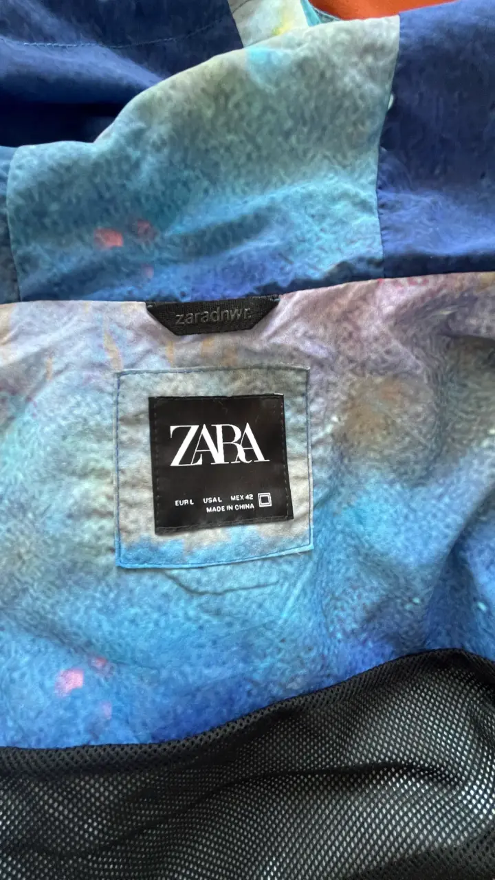 Chaqueta Zara con diseño artístico - 4