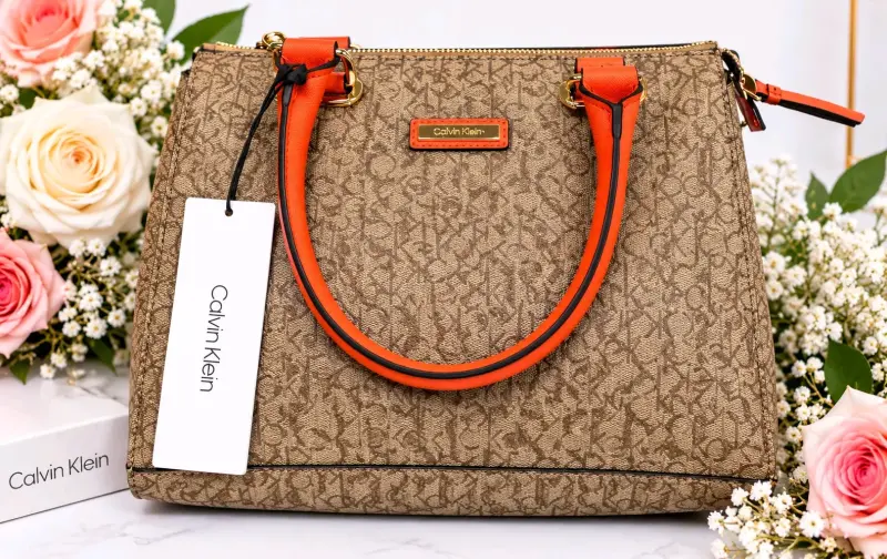 Bolso Calvin Klein con diseño elegante y cómodo - 2