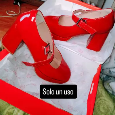 Zapatos de charol rojo con tacón grueso - miniatura 1