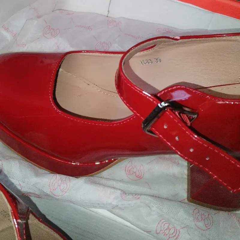 Zapatos de charol rojo con tacón grueso - 2