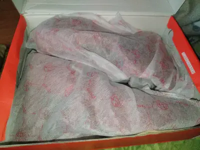 Zapatos de charol rojo con tacón grueso - miniatura 4