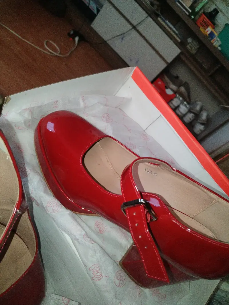 Zapatos de charol rojo con tacón grueso - 5