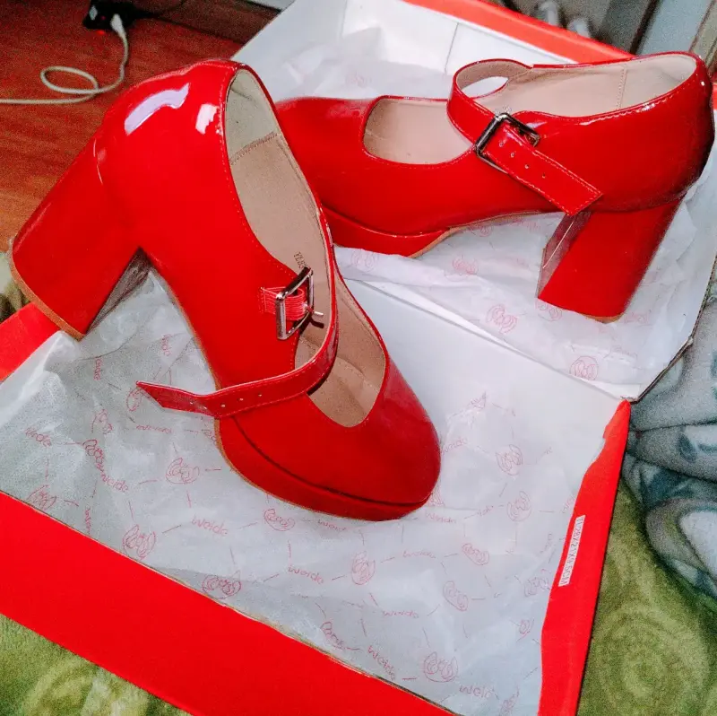Zapatos de charol rojo con tacón grueso - 6