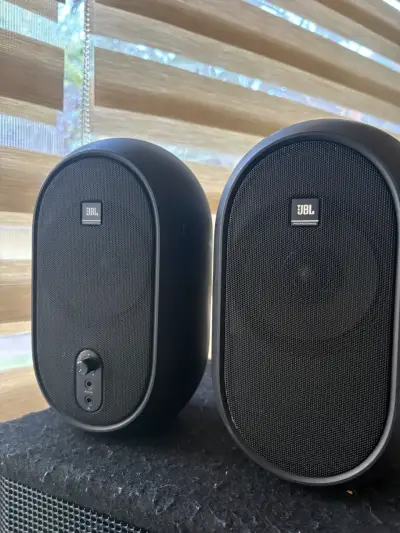 Parlantes JBL negros de alta calidad - miniatura 1