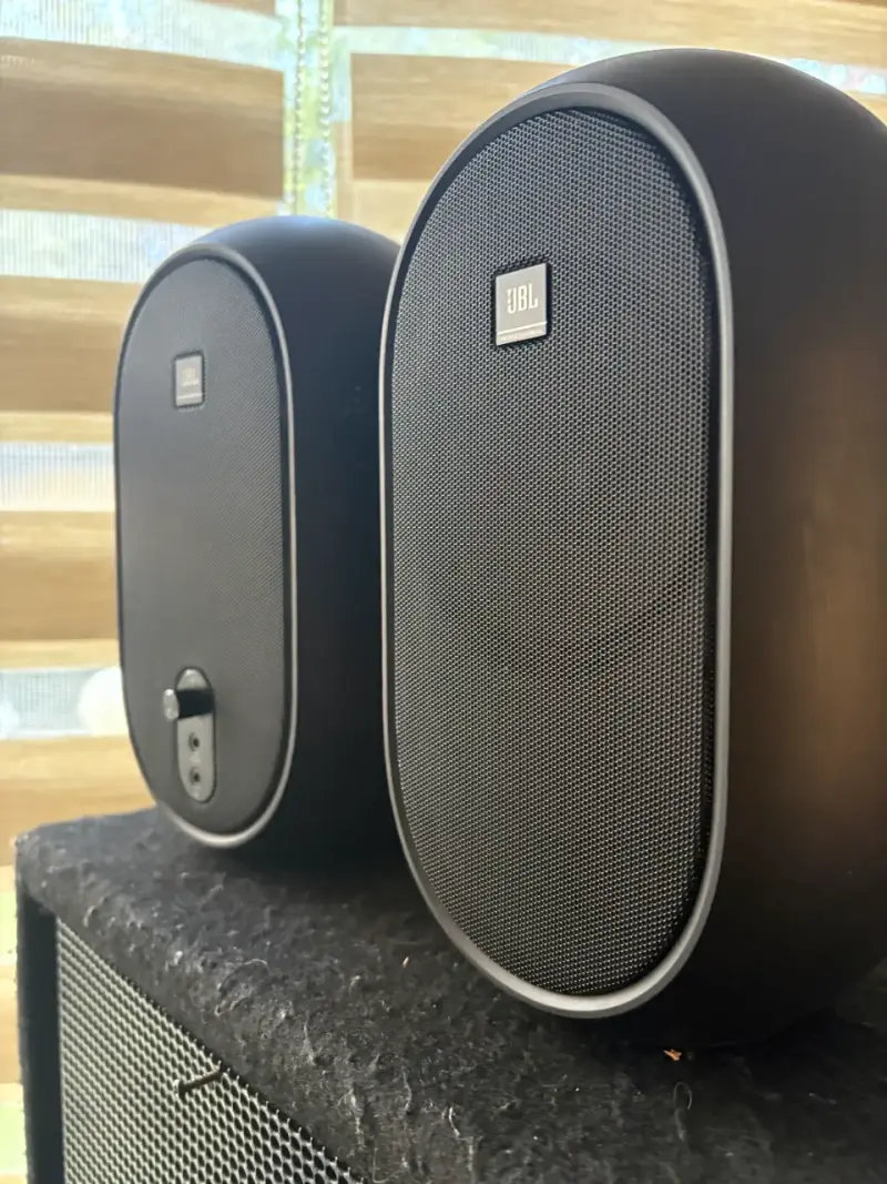 Parlantes JBL negros de alta calidad - 2