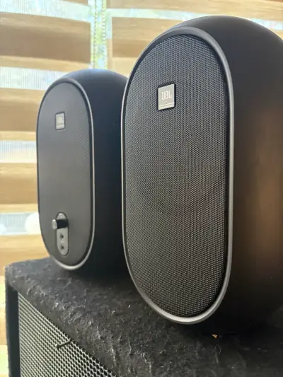 Parlantes JBL negros de alta calidad - miniatura 2