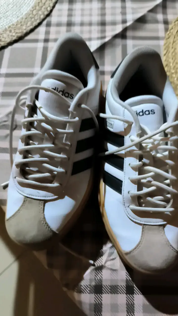 Zapatillas deportivas Adidas blancas y negras - 1