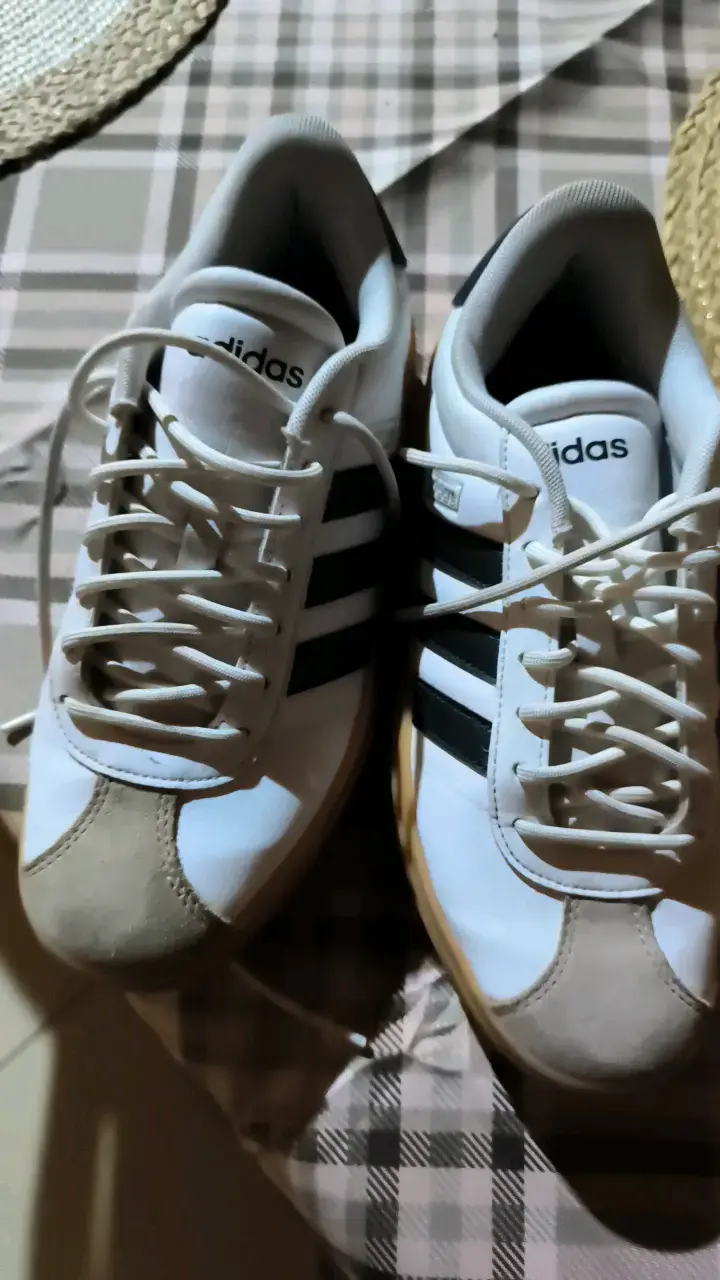 Zapatillas deportivas Adidas blancas y negras - 2