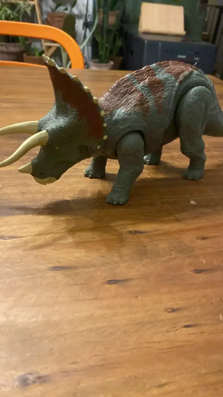 Figura de dinosaurio Triceratops Jurassic world - 1