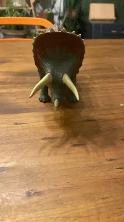 Figura de dinosaurio Triceratops Jurassic world - miniatura 2