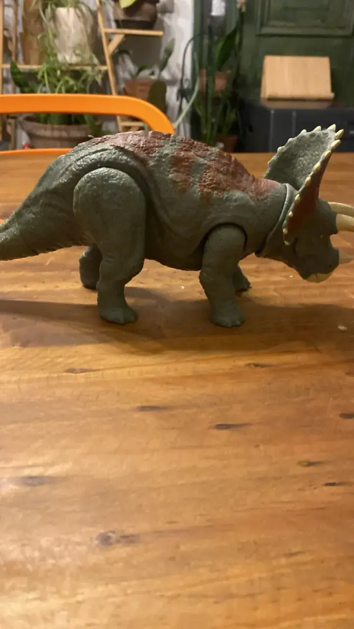 Figura de dinosaurio Triceratops Jurassic world - 3
