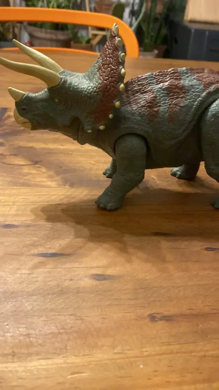 Figura de dinosaurio Triceratops Jurassic world - 4