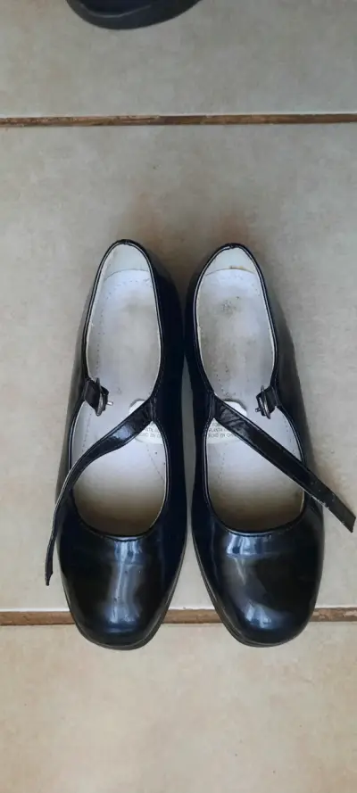 Zapatos de charol negros para niña talla 33 - miniatura 1