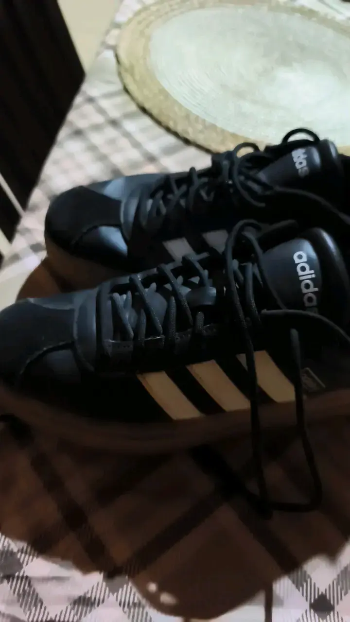 Zapatillas deportivas negras Adidas en buen estado - 2