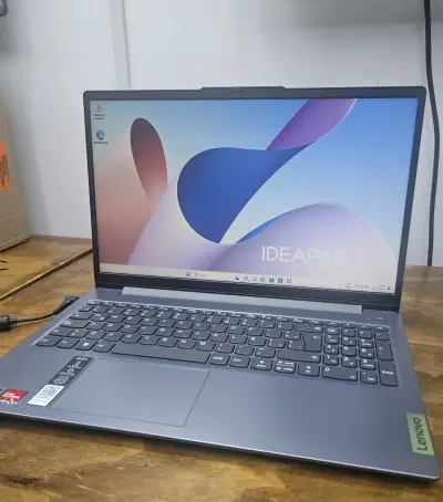 Laptop Lenovo IdeaPad Slim 3 AMD Ryzen 5 7520U - miniatura 1
