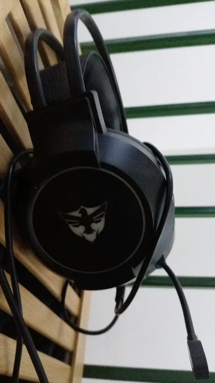Auriculares gaming con micrófono y diseño moderno - 1