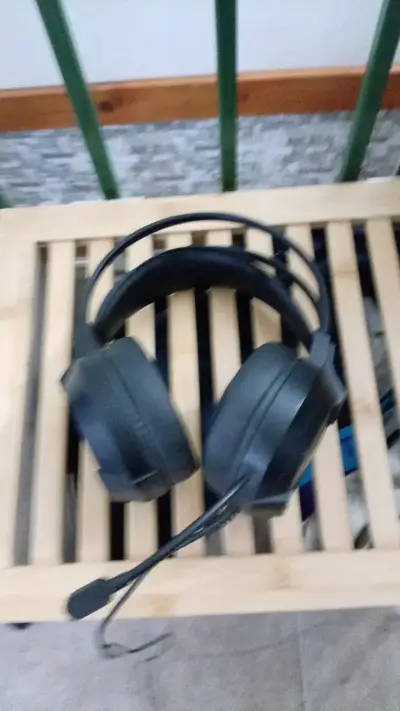 Auriculares gaming con micrófono y diseño moderno - miniatura 2