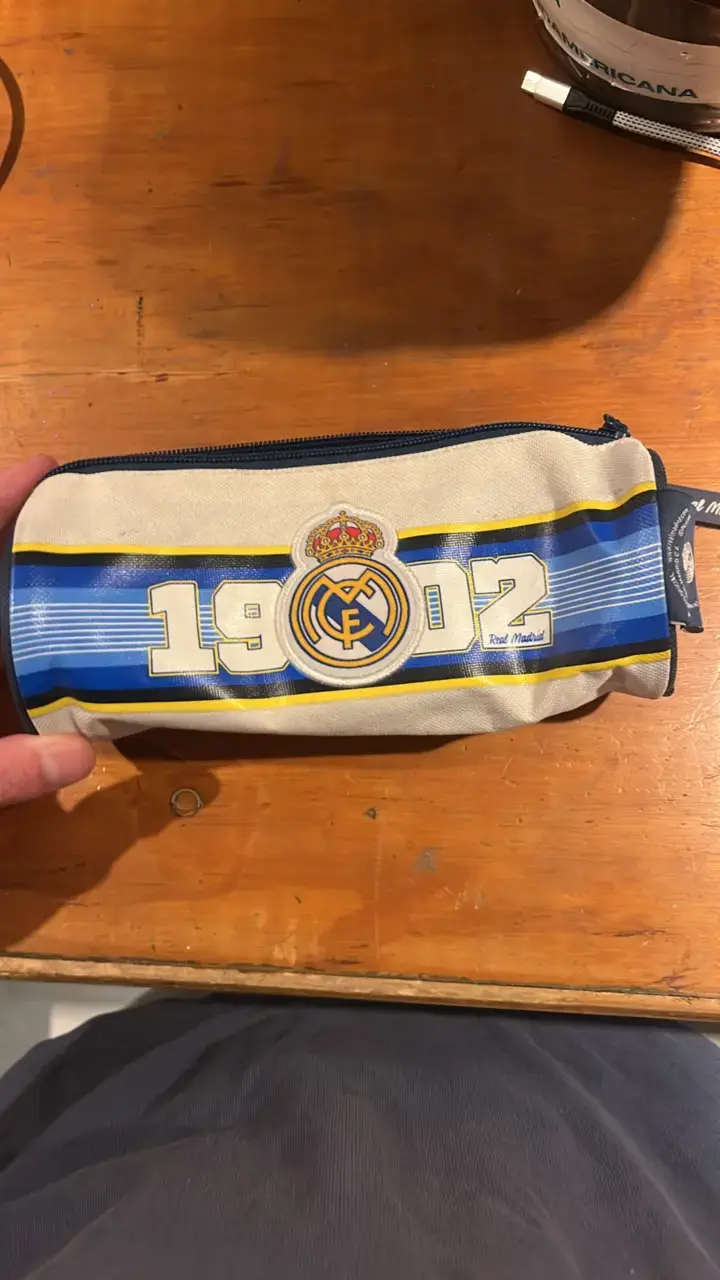Estuche Real Madrid 1902 con diseño deportivo - 1