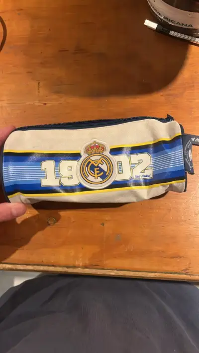 Estuche Real Madrid 1902 con diseño deportivo - miniatura 1