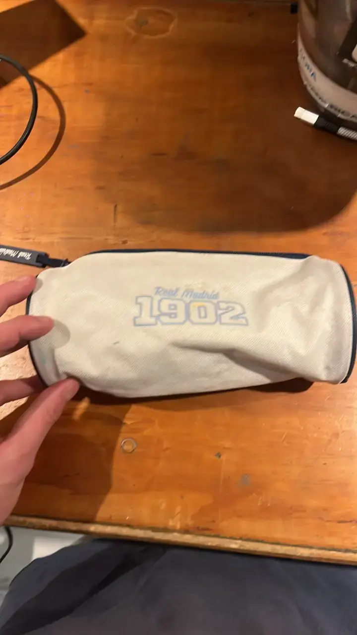 Estuche Real Madrid 1902 con diseño deportivo - 2