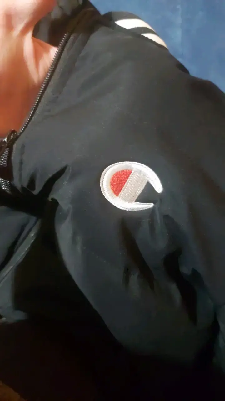 Chaqueta Champion negra con logo bordado - 2