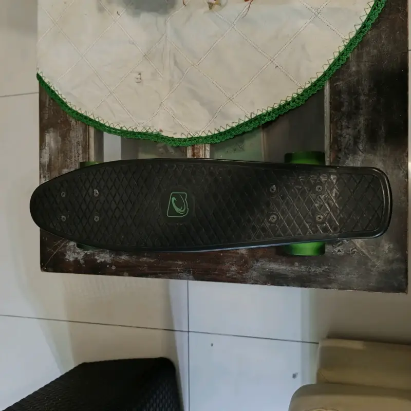 Skateboard negro con ruedas verdes - 1