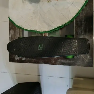 Skateboard negro con ruedas verdes - miniatura 1