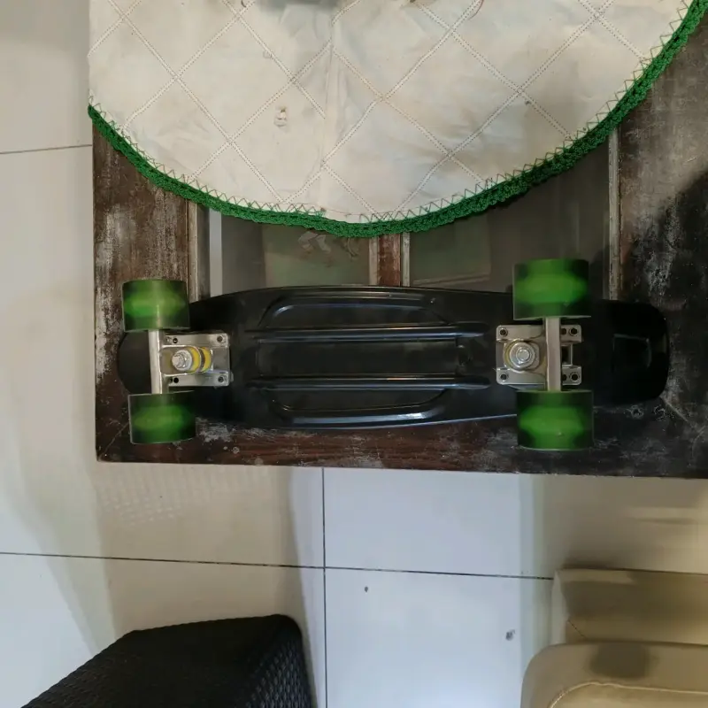 Skateboard negro con ruedas verdes - 3