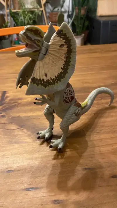 Figura de dinosaurio Dilophosaurus hasbro con luz - miniatura 1