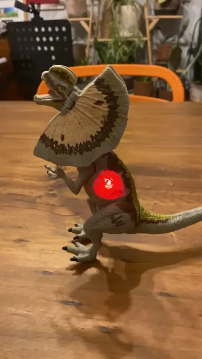 Figura de dinosaurio Dilophosaurus hasbro con luz - miniatura 2