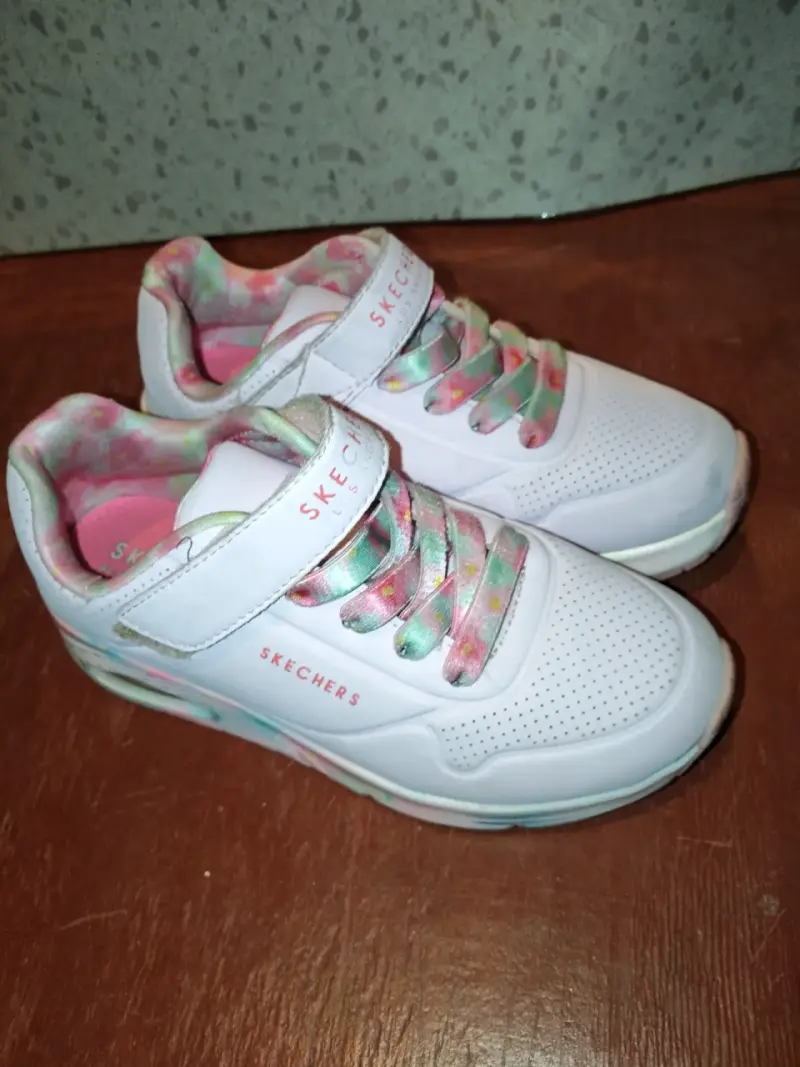 Zapatillas Skechers Niña Blancas con Detalles Coloridos