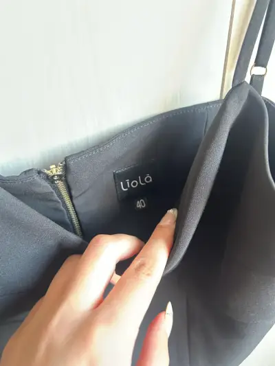 Top negro elegante Liola con tirantes - miniatura 2