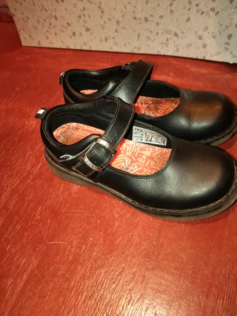 Zapatos escolares negros de cuero para niña
