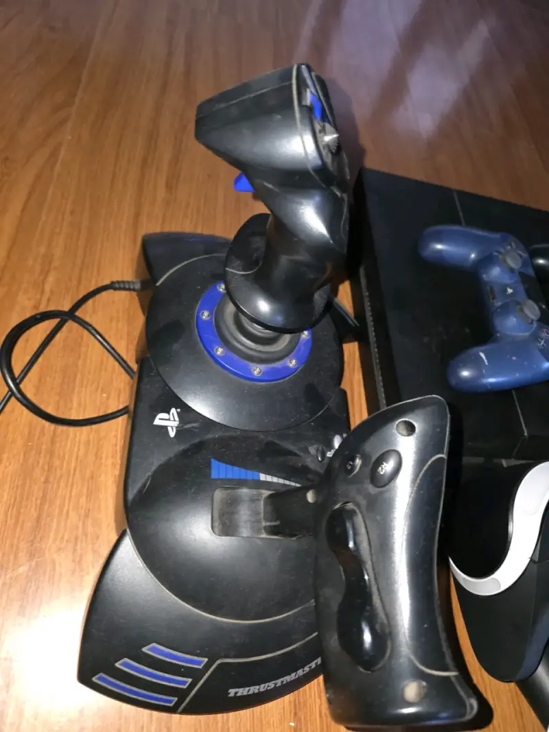 Consola PlayStation 4 con accesorios y juegos - 2