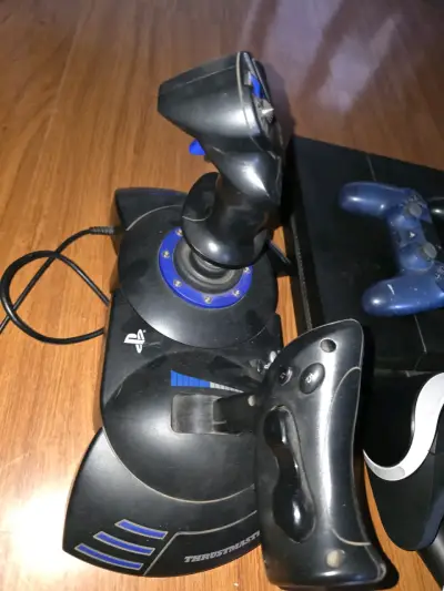 Consola PlayStation 4 con accesorios y juegos - miniatura 2