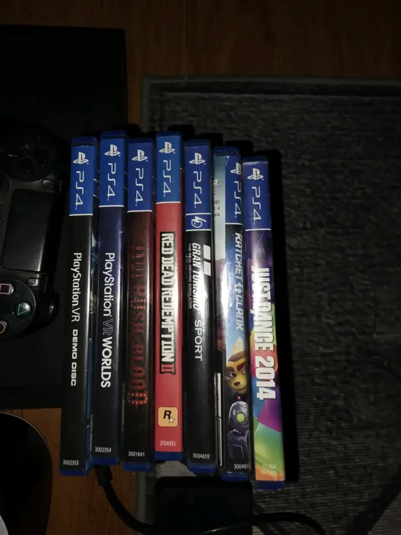 Consola PlayStation 4 con accesorios y juegos - 4