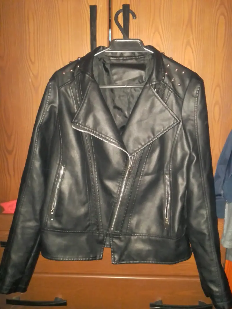 Chaqueta de cuero sintético negra con tachas - 1