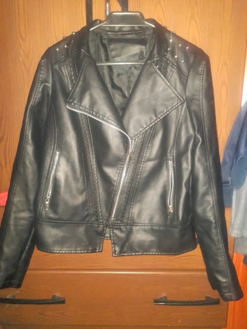 Chaqueta de cuero sintético negra con tachas - 2