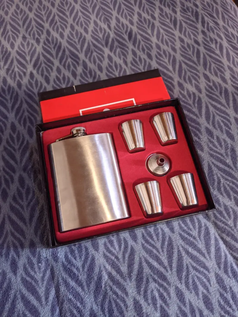 Set de petaca de acero inoxidable con vasos - 1