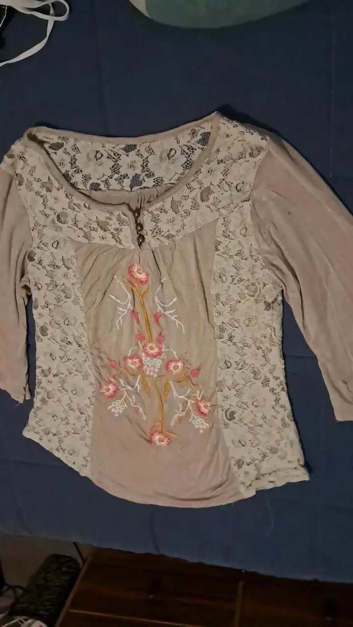 Blusa de encaje beige con bordado floral