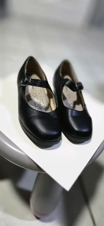 Zapatos de niña talla 24 negros con hebilla - miniatura 1