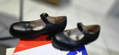 Zapatos negros para niña talla 26 con hebilla - miniatura 2